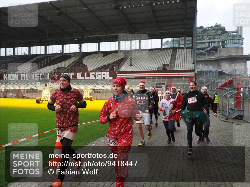 07.12.2025 - St. Pauli X-Mass-Run No. 15 Fabian Wolf http://msf.ph/oto/9418447 07.12.2025 11:26:00 Ziel 674, 678, 1079, 1344, 1356, 1593, 1673, 2055, 2088, 2145, 2161, 2166, 2198, 2255, 2265, 3050, 3051, 3068, 3070 meine-sportfotos.de