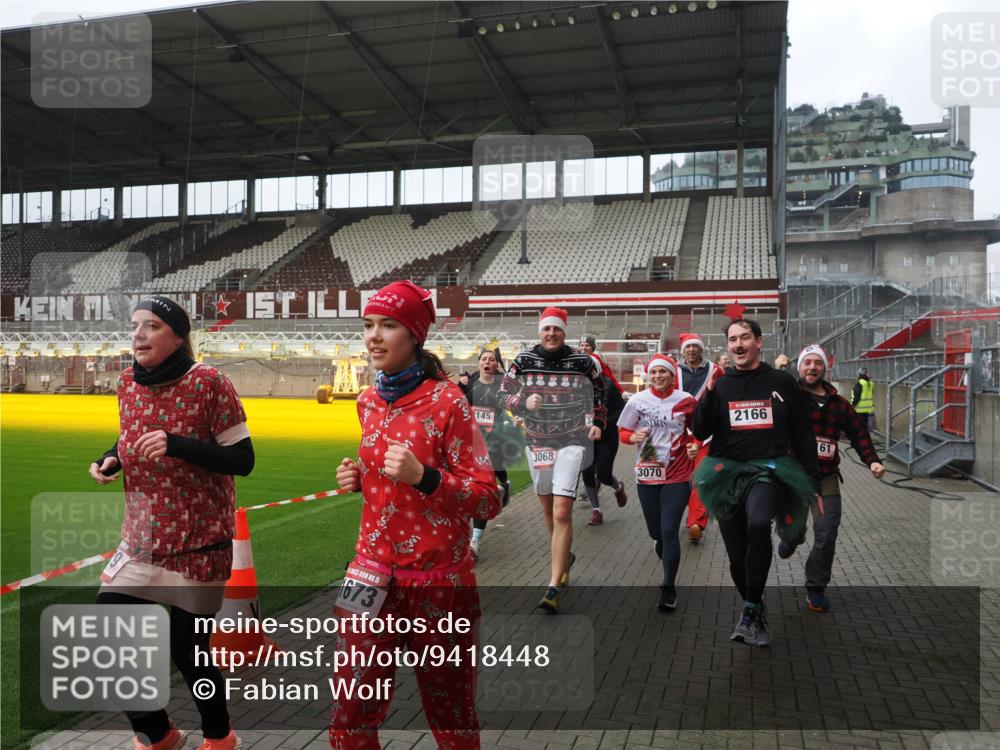 07.12.2025 - St. Pauli X-Mass-Run No. 15 Fabian Wolf http://msf.ph/oto/9418448 07.12.2025 11:26:01 Ziel 674, 678, 1079, 1344, 1356, 1593, 1673, 2055, 2088, 2145, 2161, 2166, 2198, 2255, 2265, 3050, 3051, 3068, 3070 meine-sportfotos.de