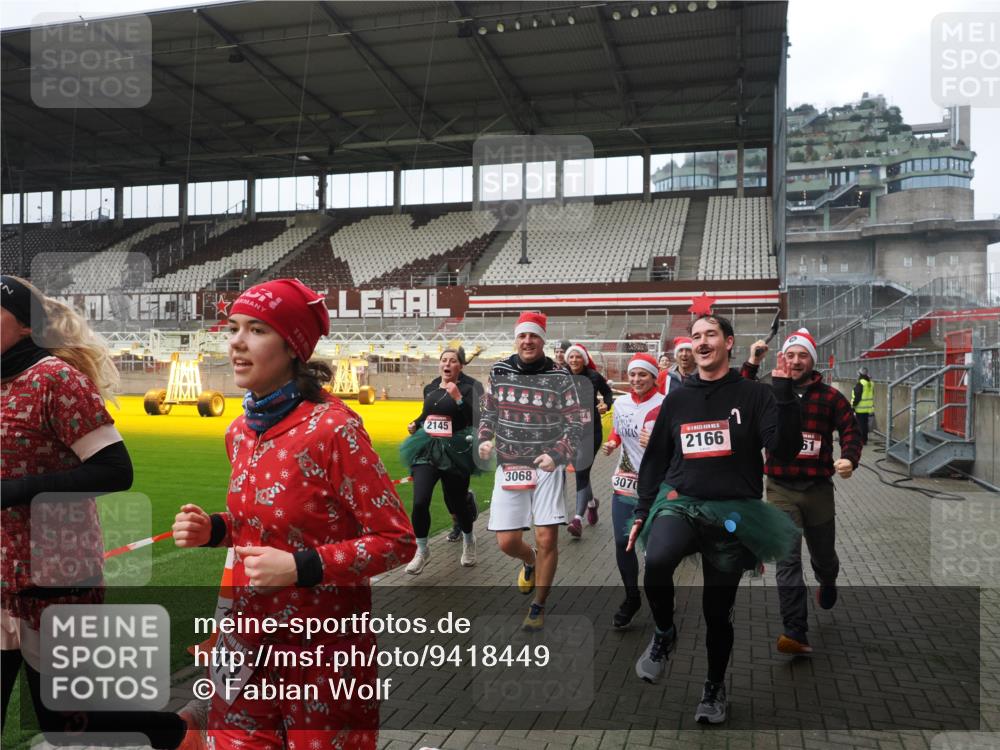 07.12.2025 - St. Pauli X-Mass-Run No. 15 Fabian Wolf http://msf.ph/oto/9418449 07.12.2025 11:26:01 Ziel 674, 678, 1079, 1344, 1356, 1593, 1673, 2055, 2088, 2145, 2161, 2166, 2198, 2255, 2265, 3050, 3051, 3068, 3070 meine-sportfotos.de