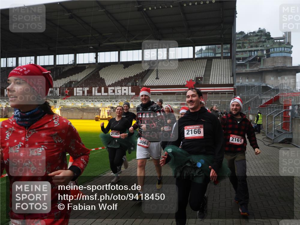 07.12.2025 - St. Pauli X-Mass-Run No. 15 Fabian Wolf http://msf.ph/oto/9418450 07.12.2025 11:26:01 Ziel 674, 678, 1079, 1344, 1356, 1593, 1673, 2055, 2088, 2145, 2161, 2166, 2198, 2255, 2265, 3050, 3051, 3068, 3070 meine-sportfotos.de