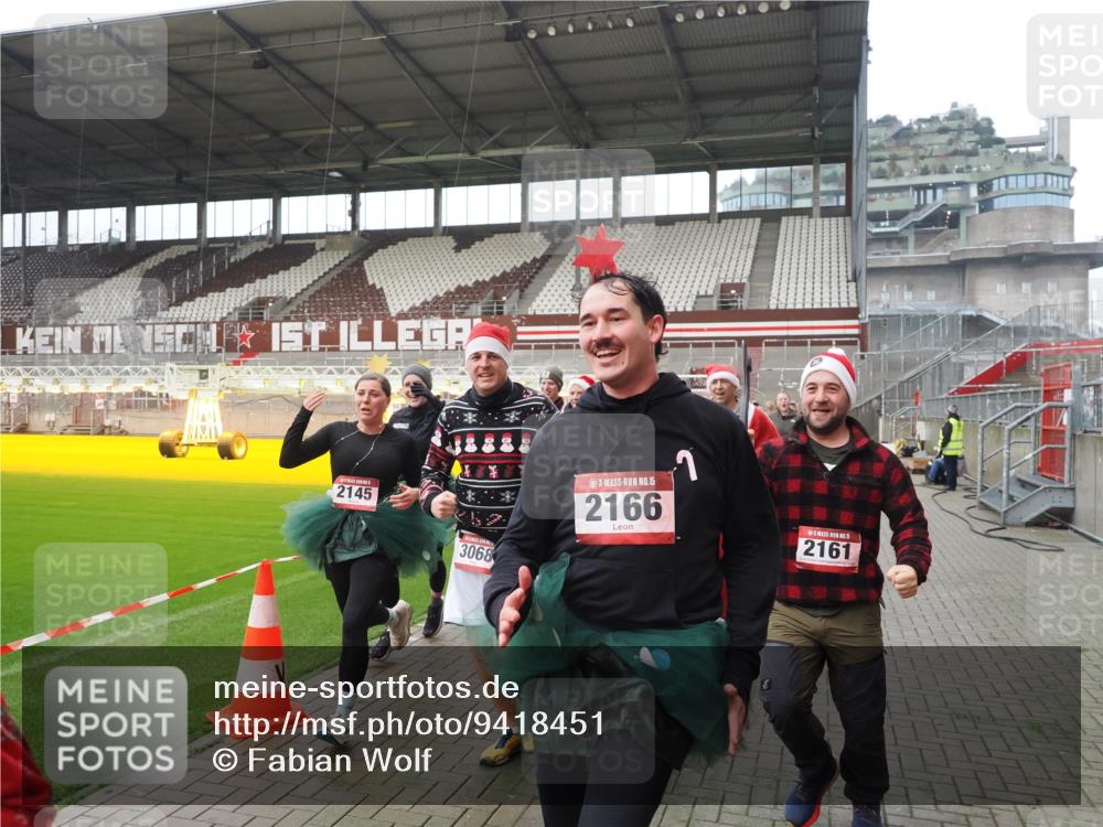 07.12.2025 - St. Pauli X-Mass-Run No. 15 Fabian Wolf http://msf.ph/oto/9418451 07.12.2025 11:26:01 Ziel 674, 678, 1079, 1344, 1356, 1593, 1673, 2055, 2088, 2145, 2161, 2166, 2198, 2255, 2265, 3050, 3051, 3068, 3070 meine-sportfotos.de