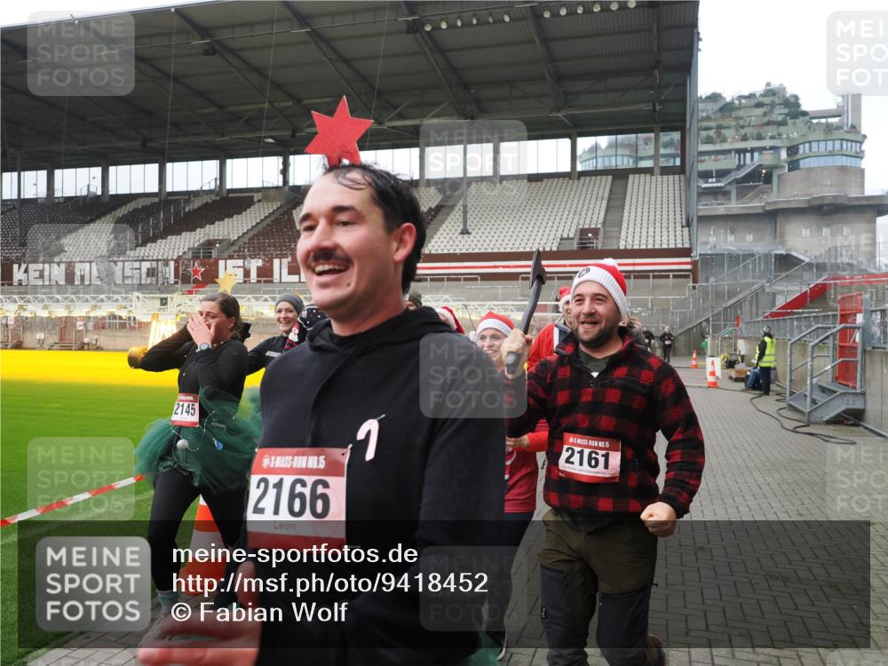 07.12.2025 - St. Pauli X-Mass-Run No. 15 Fabian Wolf http://msf.ph/oto/9418452 07.12.2025 11:26:01 Ziel 674, 678, 1079, 1344, 1356, 1593, 1673, 2055, 2088, 2145, 2161, 2166, 2198, 2255, 2265, 3050, 3051, 3068, 3070 meine-sportfotos.de