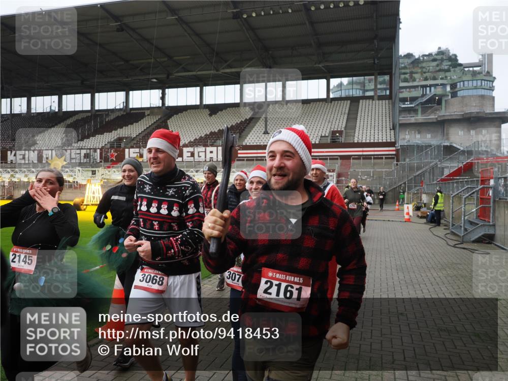 07.12.2025 - St. Pauli X-Mass-Run No. 15 Fabian Wolf http://msf.ph/oto/9418453 07.12.2025 11:26:02 Ziel 674, 678, 1079, 1344, 1356, 1673, 2055, 2088, 2145, 2161, 2166, 2198, 2255, 2265, 3050, 3051, 3068, 3070, 3094 meine-sportfotos.de