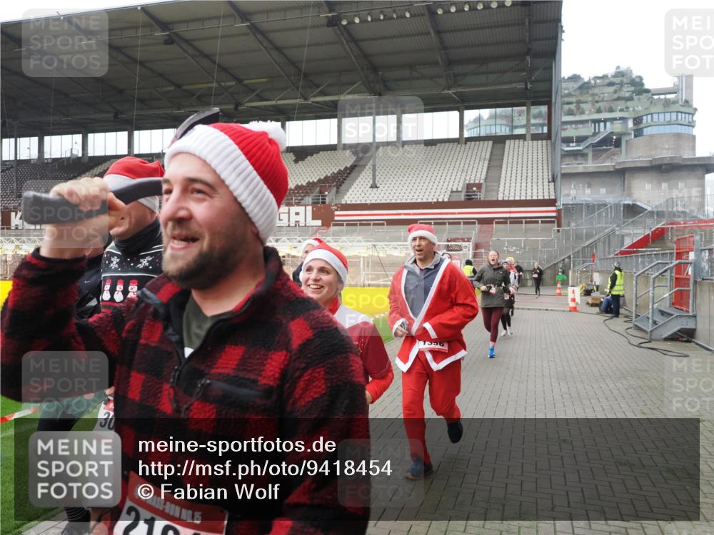 07.12.2025 - St. Pauli X-Mass-Run No. 15 Fabian Wolf http://msf.ph/oto/9418454 07.12.2025 11:26:02 Ziel 674, 678, 1079, 1344, 1356, 1673, 2055, 2088, 2145, 2161, 2166, 2198, 2255, 2265, 3050, 3051, 3068, 3070, 3094 meine-sportfotos.de
