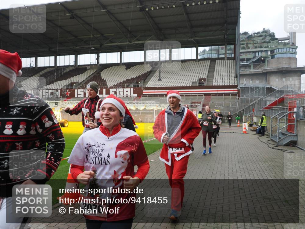 07.12.2025 - St. Pauli X-Mass-Run No. 15 Fabian Wolf http://msf.ph/oto/9418455 07.12.2025 11:26:02 Ziel 674, 678, 1079, 1344, 1356, 1673, 2055, 2088, 2145, 2161, 2166, 2198, 2255, 2265, 3050, 3051, 3068, 3070, 3094 meine-sportfotos.de