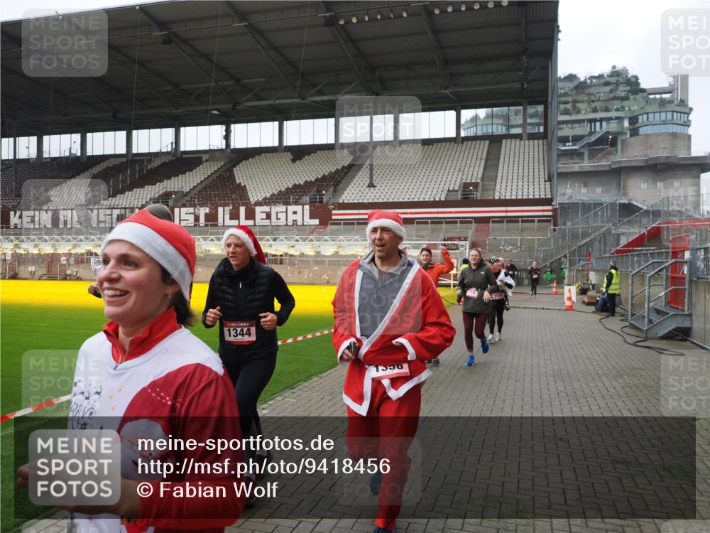 07.12.2025 - St. Pauli X-Mass-Run No. 15 Fabian Wolf http://msf.ph/oto/9418456 07.12.2025 11:26:02 Ziel 674, 678, 1079, 1344, 1356, 1673, 2055, 2088, 2145, 2161, 2166, 2198, 2255, 2265, 3050, 3051, 3068, 3070, 3094 meine-sportfotos.de