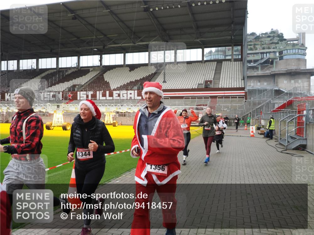 07.12.2025 - St. Pauli X-Mass-Run No. 15 Fabian Wolf http://msf.ph/oto/9418457 07.12.2025 11:26:02 Ziel 674, 678, 1079, 1344, 1356, 1673, 2055, 2088, 2145, 2161, 2166, 2198, 2255, 2265, 3050, 3051, 3068, 3070, 3094 meine-sportfotos.de