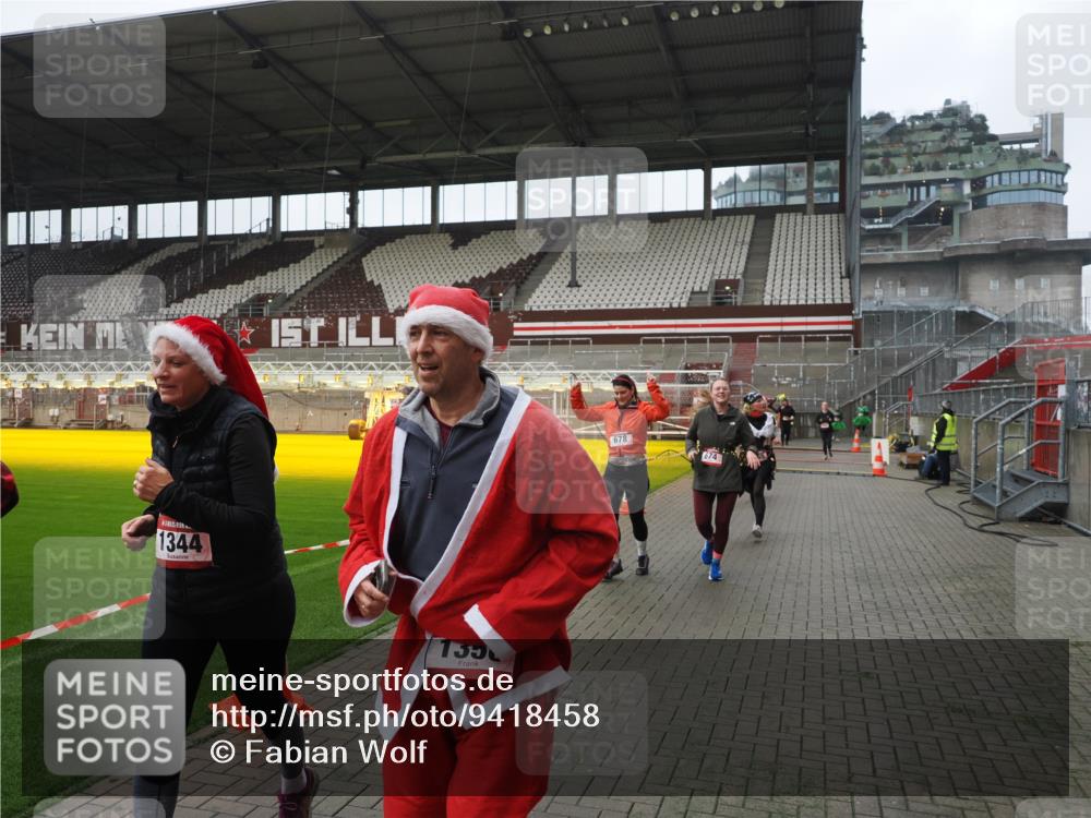 07.12.2025 - St. Pauli X-Mass-Run No. 15 Fabian Wolf http://msf.ph/oto/9418458 07.12.2025 11:26:03 Ziel 674, 678, 1079, 1344, 1356, 1673, 2055, 2088, 2145, 2161, 2166, 2198, 2255, 2265, 3050, 3051, 3068, 3070, 3094 meine-sportfotos.de