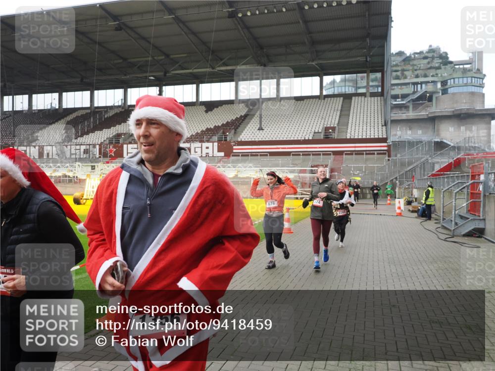 07.12.2025 - St. Pauli X-Mass-Run No. 15 Fabian Wolf http://msf.ph/oto/9418459 07.12.2025 11:26:03 Ziel 674, 678, 1079, 1344, 1356, 1673, 2055, 2088, 2145, 2161, 2166, 2198, 2255, 2265, 3050, 3051, 3068, 3070, 3094 meine-sportfotos.de