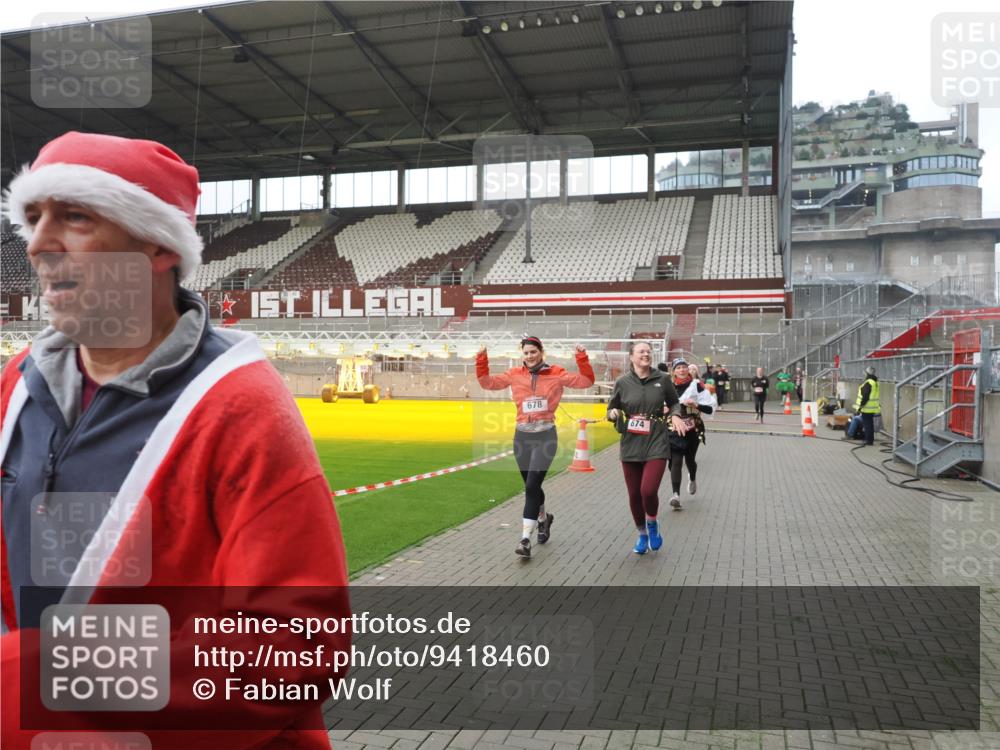 07.12.2025 - St. Pauli X-Mass-Run No. 15 Fabian Wolf http://msf.ph/oto/9418460 07.12.2025 11:26:03 Ziel 674, 678, 1079, 1344, 1356, 1673, 2055, 2088, 2145, 2161, 2166, 2198, 2255, 2265, 3050, 3051, 3068, 3070, 3094 meine-sportfotos.de