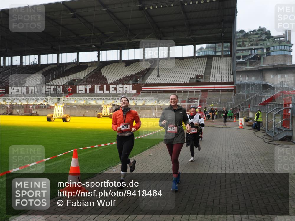07.12.2025 - St. Pauli X-Mass-Run No. 15 Fabian Wolf http://msf.ph/oto/9418464 07.12.2025 11:26:04 Ziel 674, 678, 1079, 1344, 1356, 1673, 2055, 2088, 2145, 2161, 2166, 2198, 2255, 2265, 3050, 3051, 3068, 3070, 3094 meine-sportfotos.de