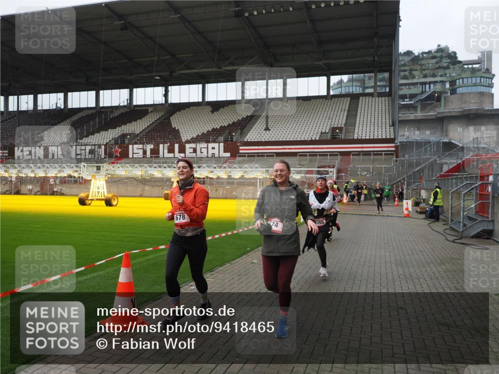 07.12.2025 - St. Pauli X-Mass-Run No. 15 Fabian Wolf http://msf.ph/oto/9418465 07.12.2025 11:26:04 Ziel 674, 678, 1079, 1344, 1356, 1673, 2055, 2088, 2145, 2161, 2166, 2198, 2255, 2265, 3050, 3051, 3068, 3070, 3094 meine-sportfotos.de