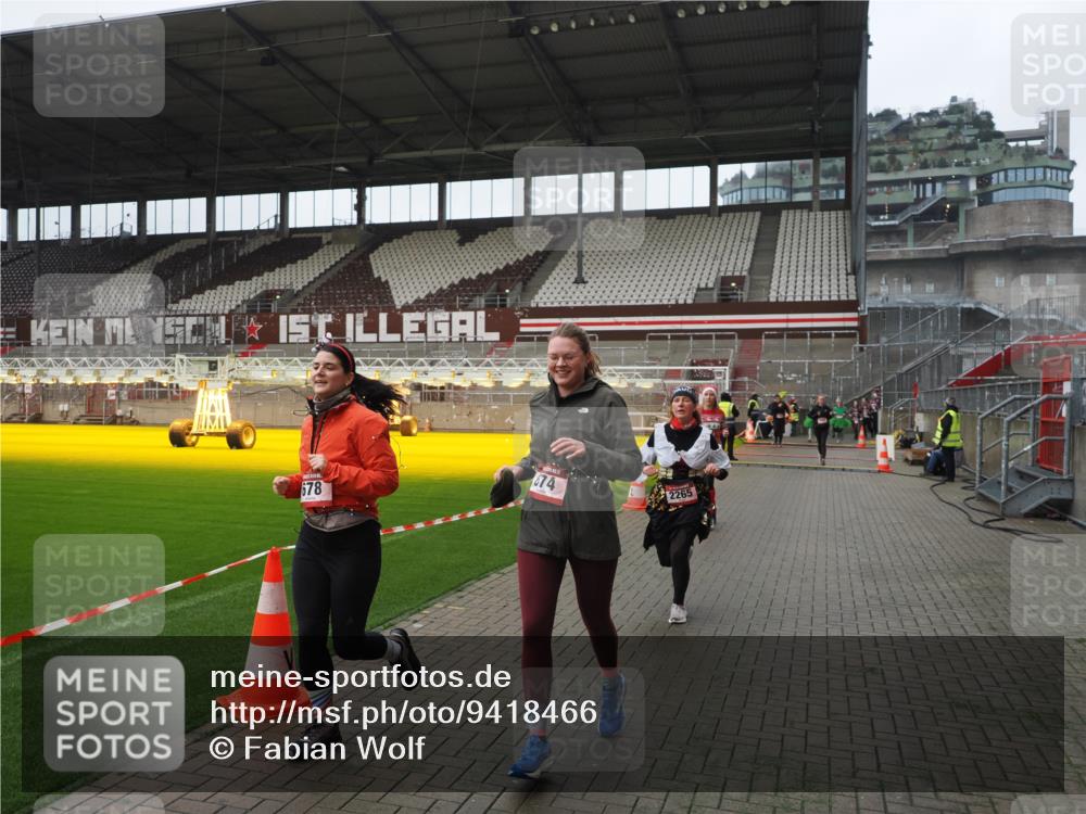07.12.2025 - St. Pauli X-Mass-Run No. 15 Fabian Wolf http://msf.ph/oto/9418466 07.12.2025 11:26:04 Ziel 674, 678, 1079, 1344, 1356, 1673, 2055, 2088, 2145, 2161, 2166, 2198, 2255, 2265, 3050, 3051, 3068, 3070, 3094 meine-sportfotos.de