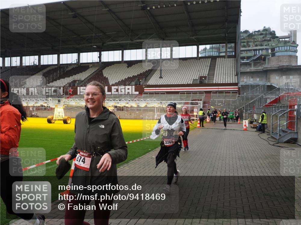 07.12.2025 - St. Pauli X-Mass-Run No. 15 Fabian Wolf http://msf.ph/oto/9418469 07.12.2025 11:26:05 Ziel 674, 678, 1079, 1344, 1356, 1673, 2055, 2088, 2145, 2161, 2166, 2198, 2255, 2265, 3050, 3051, 3068, 3070, 3094, 3607 meine-sportfotos.de
