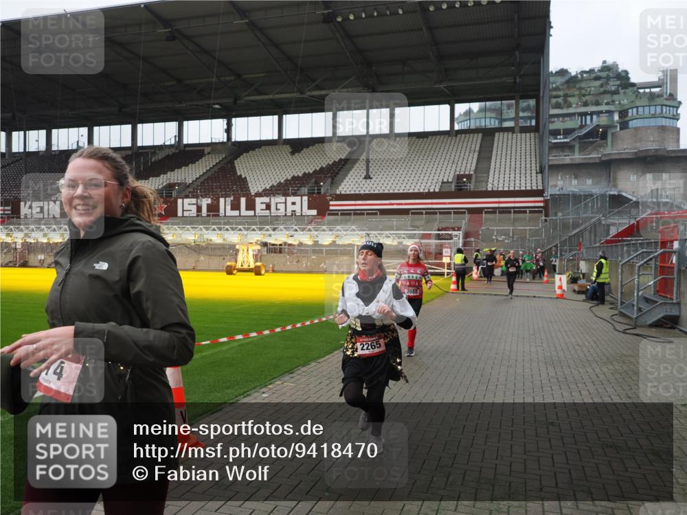 07.12.2025 - St. Pauli X-Mass-Run No. 15 Fabian Wolf http://msf.ph/oto/9418470 07.12.2025 11:26:05 Ziel 674, 678, 1079, 1344, 1356, 1673, 2055, 2088, 2145, 2161, 2166, 2198, 2255, 2265, 3050, 3051, 3068, 3070, 3094, 3607 meine-sportfotos.de