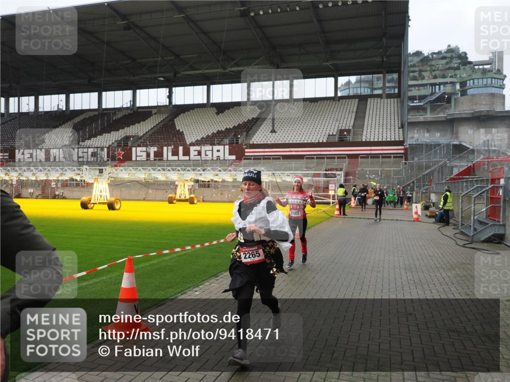 07.12.2025 - St. Pauli X-Mass-Run No. 15 Fabian Wolf http://msf.ph/oto/9418471 07.12.2025 11:26:05 Ziel 674, 678, 1079, 1344, 1356, 1673, 2055, 2088, 2145, 2161, 2166, 2198, 2255, 2265, 3050, 3051, 3068, 3070, 3094, 3607 meine-sportfotos.de