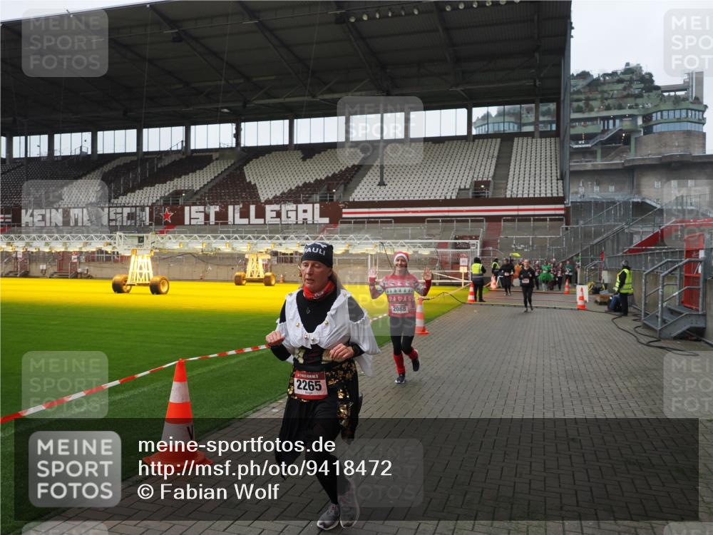 07.12.2025 - St. Pauli X-Mass-Run No. 15 Fabian Wolf http://msf.ph/oto/9418472 07.12.2025 11:26:05 Ziel 674, 678, 1079, 1344, 1356, 1673, 2055, 2088, 2145, 2161, 2166, 2198, 2255, 2265, 3050, 3051, 3068, 3070, 3094, 3607 meine-sportfotos.de