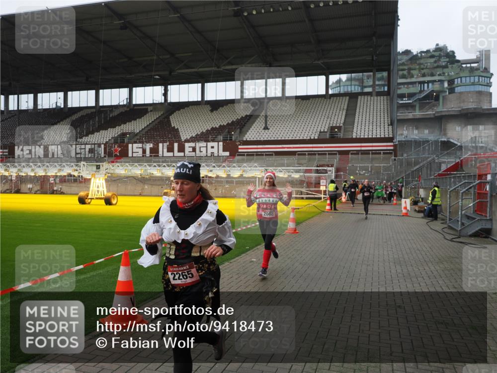 07.12.2025 - St. Pauli X-Mass-Run No. 15 Fabian Wolf http://msf.ph/oto/9418473 07.12.2025 11:26:06 Ziel 674, 678, 1079, 1344, 1356, 1673, 2055, 2088, 2145, 2161, 2166, 2198, 2255, 2265, 3050, 3051, 3068, 3070, 3094, 3607 meine-sportfotos.de