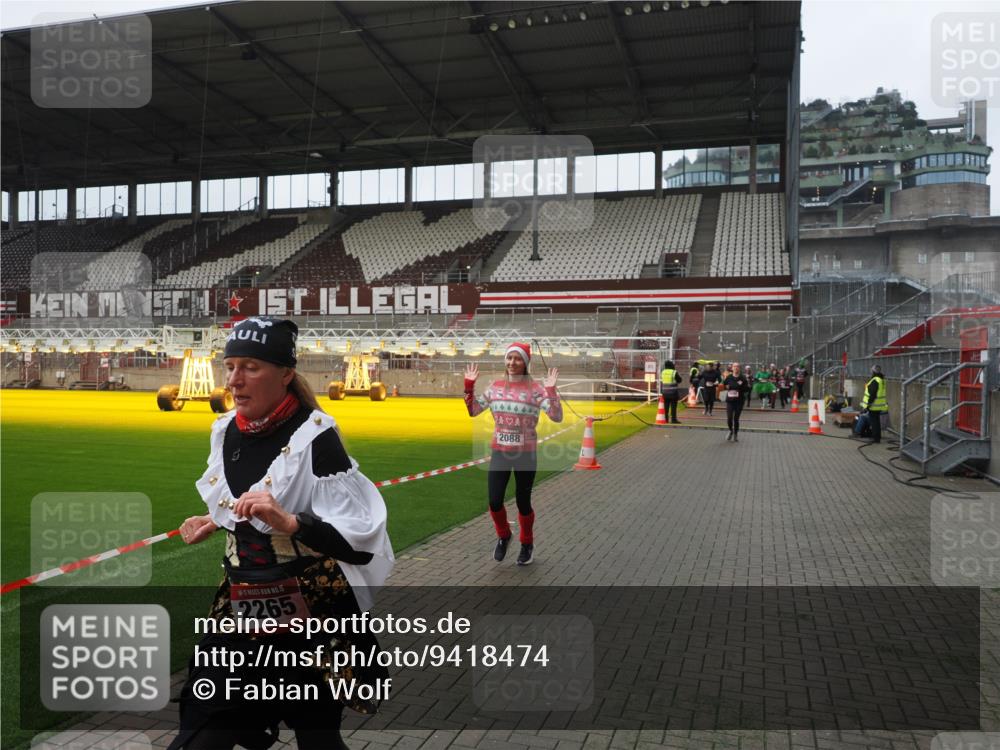 07.12.2025 - St. Pauli X-Mass-Run No. 15 Fabian Wolf http://msf.ph/oto/9418474 07.12.2025 11:26:06 Ziel 674, 678, 1079, 1344, 1356, 1673, 2055, 2088, 2145, 2161, 2166, 2198, 2255, 2265, 3050, 3051, 3068, 3070, 3094, 3607 meine-sportfotos.de