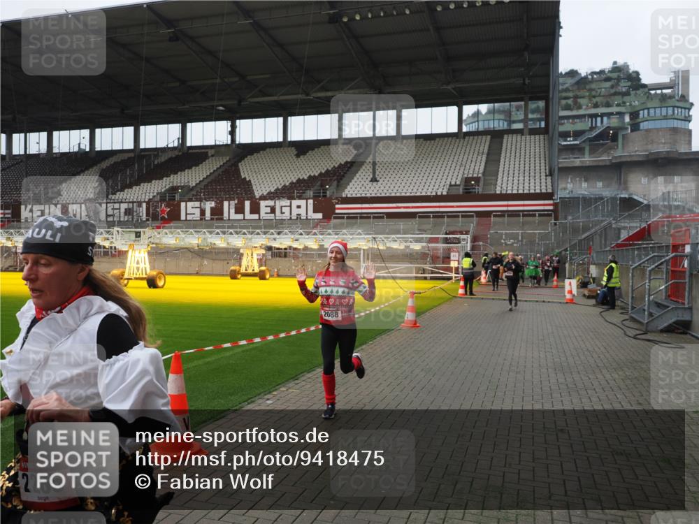 07.12.2025 - St. Pauli X-Mass-Run No. 15 Fabian Wolf http://msf.ph/oto/9418475 07.12.2025 11:26:06 Ziel 674, 678, 1079, 1344, 1356, 1673, 2055, 2088, 2145, 2161, 2166, 2198, 2255, 2265, 3050, 3051, 3068, 3070, 3094, 3607 meine-sportfotos.de