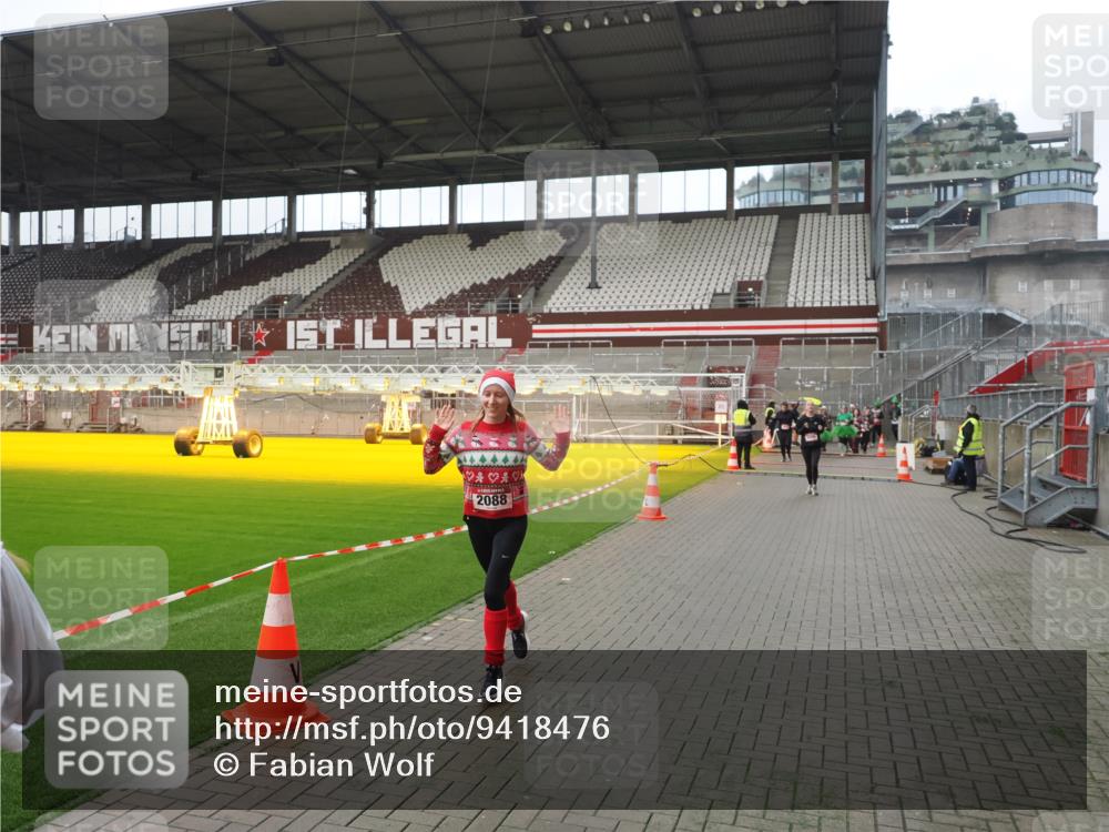 07.12.2025 - St. Pauli X-Mass-Run No. 15 Fabian Wolf http://msf.ph/oto/9418476 07.12.2025 11:26:06 Ziel 674, 678, 1079, 1344, 1356, 1673, 2055, 2088, 2145, 2161, 2166, 2198, 2255, 2265, 3050, 3051, 3068, 3070, 3094, 3607 meine-sportfotos.de