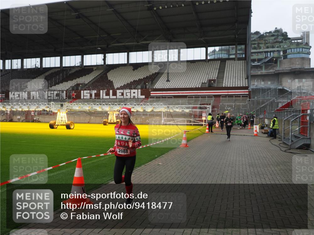 07.12.2025 - St. Pauli X-Mass-Run No. 15 Fabian Wolf http://msf.ph/oto/9418477 07.12.2025 11:26:06 Ziel 674, 678, 1079, 1344, 1356, 1673, 2055, 2088, 2145, 2161, 2166, 2198, 2255, 2265, 3050, 3051, 3068, 3070, 3094, 3607 meine-sportfotos.de