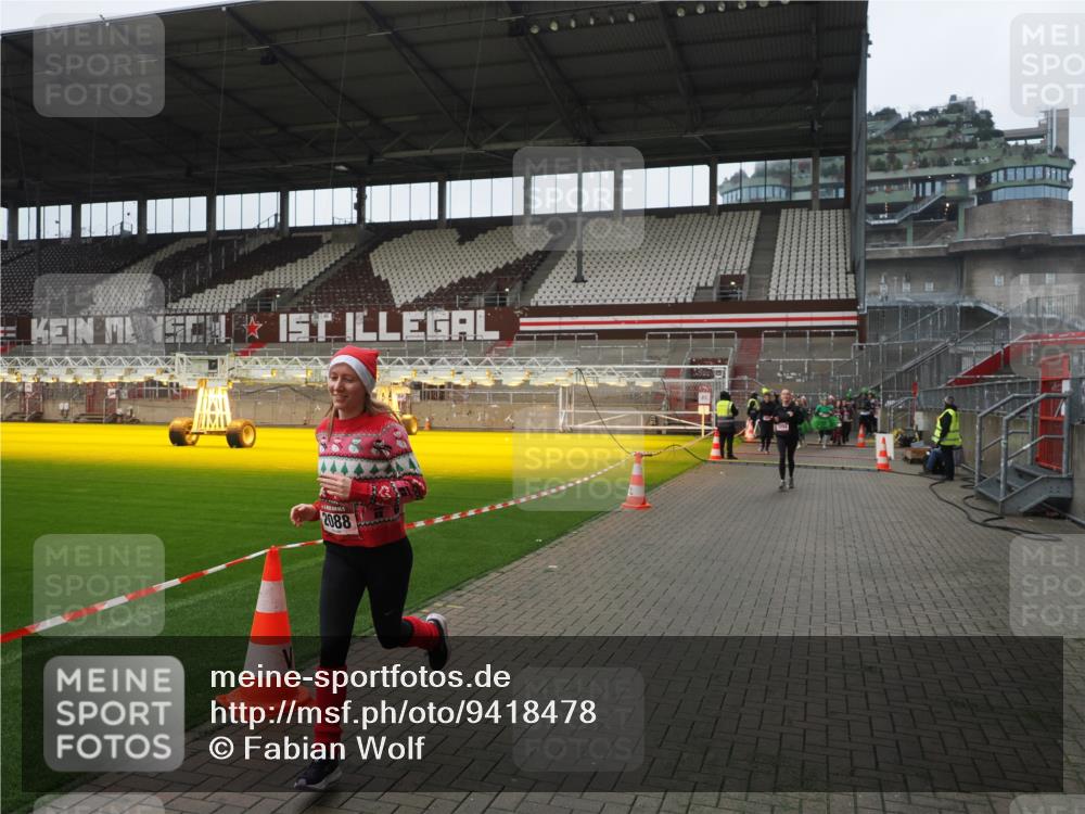 07.12.2025 - St. Pauli X-Mass-Run No. 15 Fabian Wolf http://msf.ph/oto/9418478 07.12.2025 11:26:07 Ziel 674, 678, 1079, 1344, 1356, 1673, 2055, 2088, 2145, 2161, 2166, 2198, 2255, 2265, 2786, 3050, 3051, 3068, 3070, 3094, 3607 meine-sportfotos.de