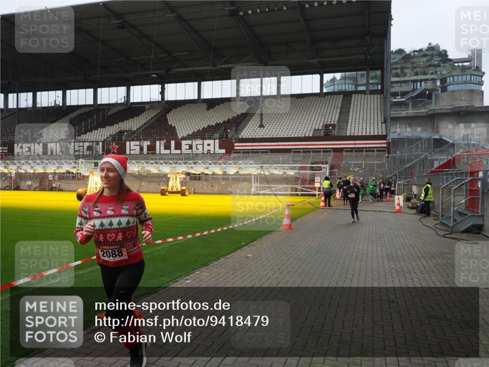 07.12.2025 - St. Pauli X-Mass-Run No. 15 Fabian Wolf http://msf.ph/oto/9418479 07.12.2025 11:26:07 Ziel 674, 678, 1079, 1344, 1356, 1673, 2055, 2088, 2145, 2161, 2166, 2198, 2255, 2265, 2786, 3050, 3051, 3068, 3070, 3094, 3607 meine-sportfotos.de