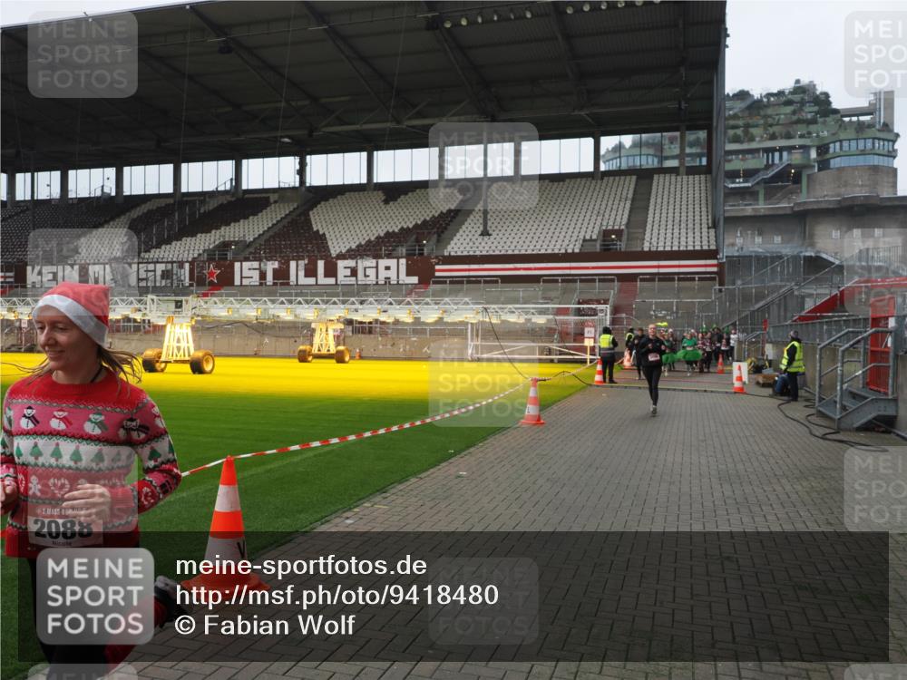 07.12.2025 - St. Pauli X-Mass-Run No. 15 Fabian Wolf http://msf.ph/oto/9418480 07.12.2025 11:26:07 Ziel 674, 678, 1079, 1344, 1356, 1673, 2055, 2088, 2145, 2161, 2166, 2198, 2255, 2265, 2786, 3050, 3051, 3068, 3070, 3094, 3607 meine-sportfotos.de