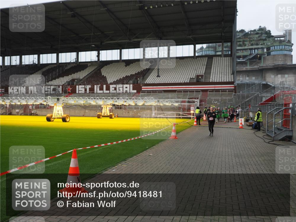 07.12.2025 - St. Pauli X-Mass-Run No. 15 Fabian Wolf http://msf.ph/oto/9418481 07.12.2025 11:26:07 Ziel 674, 678, 1079, 1344, 1356, 1673, 2055, 2088, 2145, 2161, 2166, 2198, 2255, 2265, 2786, 3050, 3051, 3068, 3070, 3094, 3607 meine-sportfotos.de