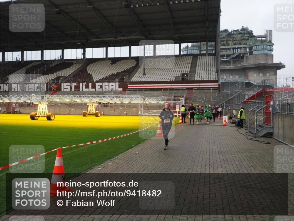 07.12.2025 - St. Pauli X-Mass-Run No. 15 Fabian Wolf http://msf.ph/oto/9418482 07.12.2025 11:26:09 Ziel 674, 678, 1079, 1344, 1356, 1673, 2055, 2088, 2145, 2161, 2166, 2198, 2255, 2265, 2786, 2795, 3068, 3070, 3094, 3257, 3260, 3261, 3607 meine-sportfotos.de