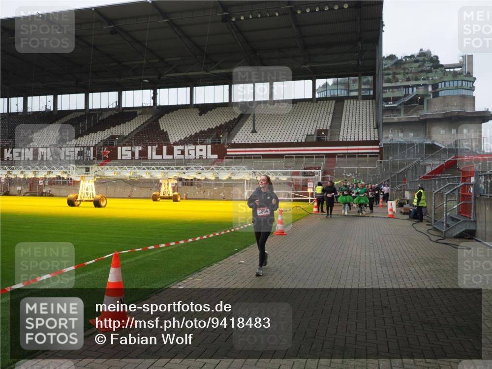 07.12.2025 - St. Pauli X-Mass-Run No. 15 Fabian Wolf http://msf.ph/oto/9418483 07.12.2025 11:26:10 Ziel 674, 678, 1079, 1344, 1356, 1673, 2088, 2145, 2161, 2166, 2198, 2255, 2265, 2786, 2795, 3068, 3070, 3094, 3257, 3258, 3260, 3261, 3607 meine-sportfotos.de
