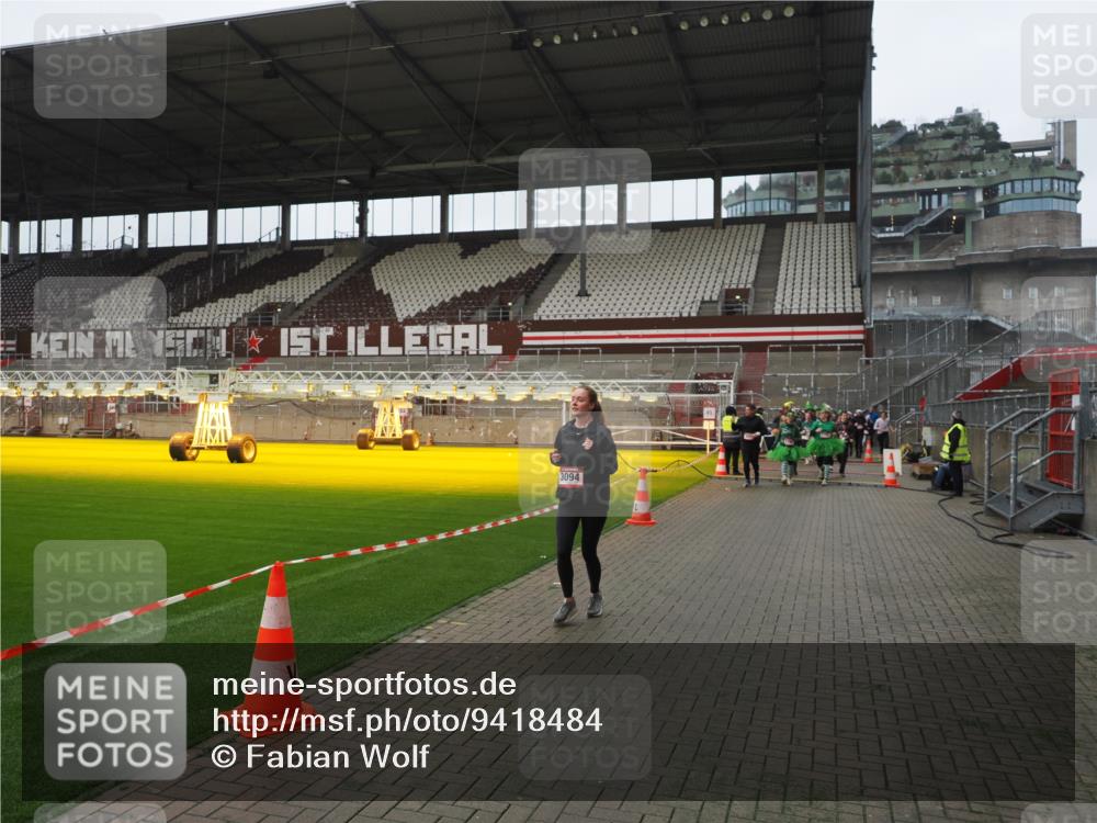 07.12.2025 - St. Pauli X-Mass-Run No. 15 Fabian Wolf http://msf.ph/oto/9418484 07.12.2025 11:26:10 Ziel 674, 678, 1079, 1344, 1356, 1673, 2088, 2145, 2161, 2166, 2198, 2255, 2265, 2786, 2795, 3068, 3070, 3094, 3257, 3258, 3260, 3261, 3607 meine-sportfotos.de