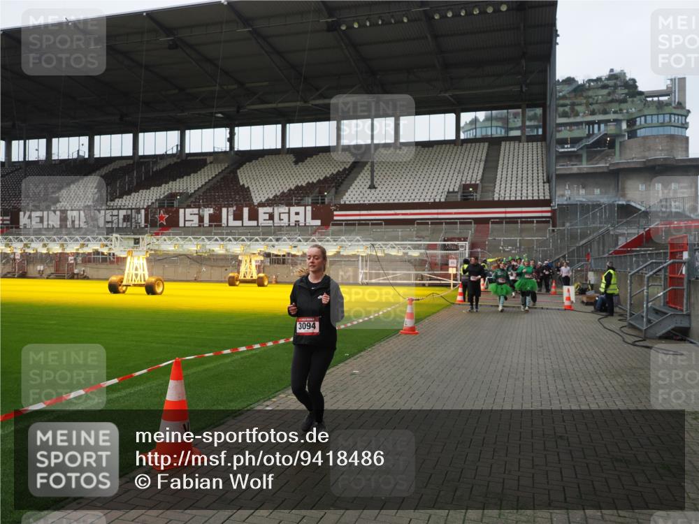 07.12.2025 - St. Pauli X-Mass-Run No. 15 Fabian Wolf http://msf.ph/oto/9418486 07.12.2025 11:26:11 Ziel 674, 678, 1079, 1344, 1345, 1356, 1673, 2063, 2088, 2145, 2161, 2166, 2198, 2255, 2265, 2786, 2795, 3068, 3070, 3094, 3257, 3258, 3260, 3261, 3607 meine-sportfotos.de