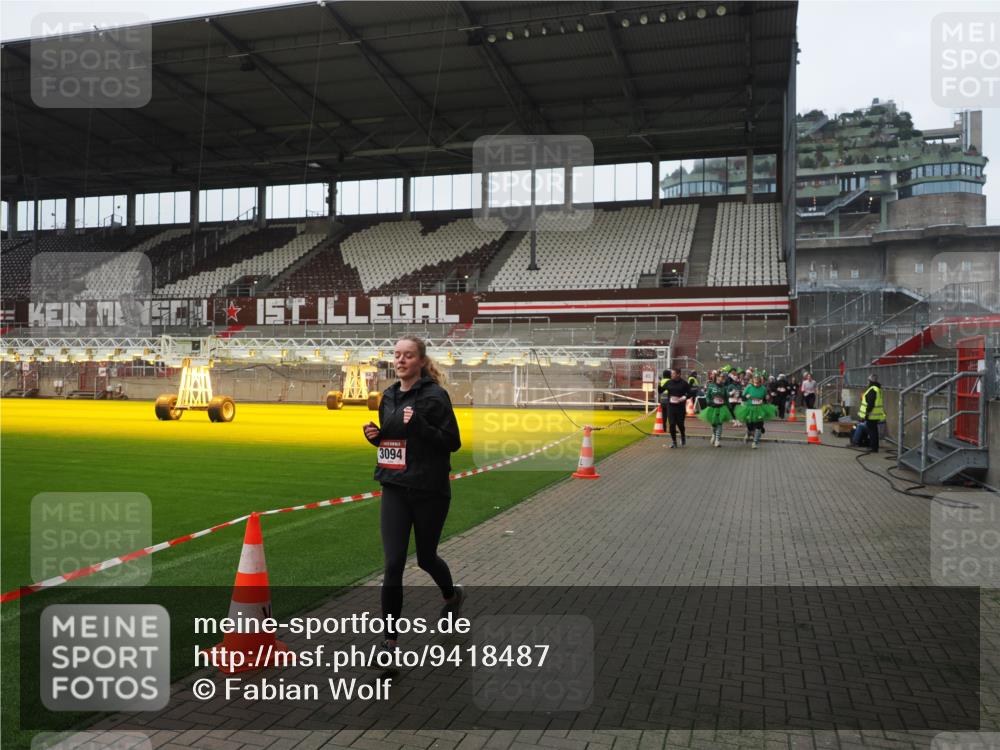 07.12.2025 - St. Pauli X-Mass-Run No. 15 Fabian Wolf http://msf.ph/oto/9418487 07.12.2025 11:26:11 Ziel 674, 678, 1079, 1344, 1345, 1356, 1673, 2063, 2088, 2145, 2161, 2166, 2198, 2255, 2265, 2786, 2795, 3068, 3070, 3094, 3257, 3258, 3260, 3261, 3607 meine-sportfotos.de