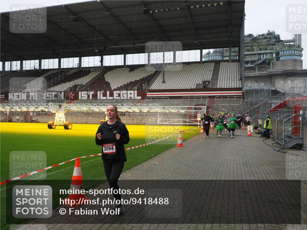 07.12.2025 - St. Pauli X-Mass-Run No. 15 Fabian Wolf http://msf.ph/oto/9418488 07.12.2025 11:26:11 Ziel 674, 678, 1079, 1344, 1345, 1356, 1673, 2063, 2088, 2145, 2161, 2166, 2198, 2255, 2265, 2786, 2795, 3068, 3070, 3094, 3257, 3258, 3260, 3261, 3607 meine-sportfotos.de