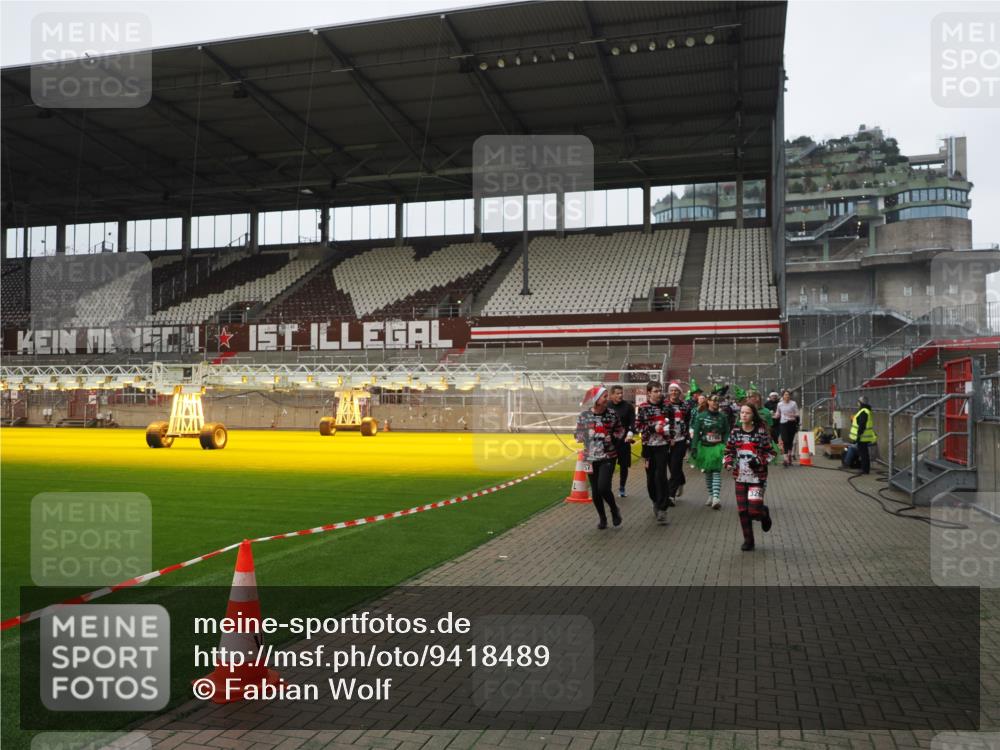 07.12.2025 - St. Pauli X-Mass-Run No. 15 Fabian Wolf http://msf.ph/oto/9418489 07.12.2025 11:26:15 Ziel 610, 624, 674, 678, 1344, 1345, 1356, 1498, 1501, 2059, 2063, 2066, 2069, 2074, 2088, 2124, 2145, 2161, 2166, 2198, 2255, 2257, 2260, 2265, 2637, 2786, 2795, 3094, 3217, 3257, 3258, 3260, 3261, 3607 meine-sportfotos.de