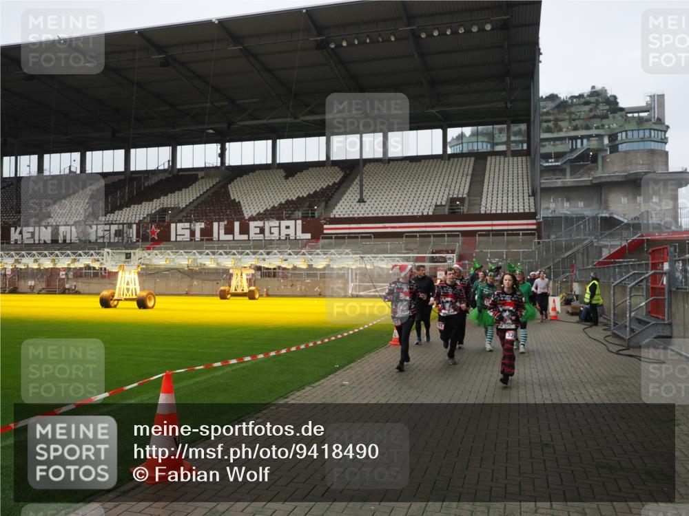07.12.2025 - St. Pauli X-Mass-Run No. 15 Fabian Wolf http://msf.ph/oto/9418490 07.12.2025 11:26:16 Ziel 610, 624, 674, 1345, 1498, 1501, 1632, 2059, 2063, 2066, 2069, 2074, 2088, 2124, 2145, 2161, 2166, 2198, 2255, 2257, 2260, 2265, 2637, 2786, 2795, 3094, 3217, 3257, 3258, 3260, 3261, 3607 meine-sportfotos.de