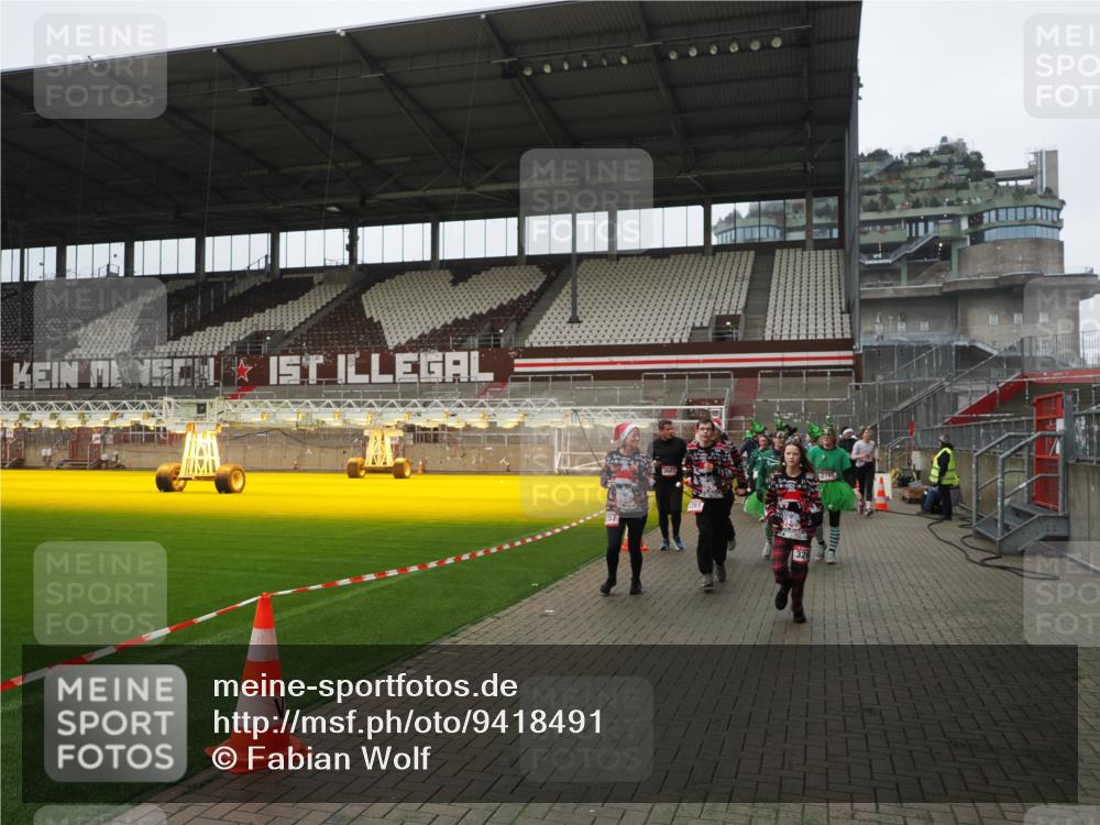 07.12.2025 - St. Pauli X-Mass-Run No. 15 Fabian Wolf http://msf.ph/oto/9418491 07.12.2025 11:26:16 Ziel 610, 624, 674, 1345, 1498, 1501, 1632, 2059, 2063, 2066, 2069, 2074, 2088, 2124, 2145, 2161, 2166, 2198, 2255, 2257, 2260, 2265, 2637, 2786, 2795, 3094, 3217, 3257, 3258, 3260, 3261, 3607 meine-sportfotos.de