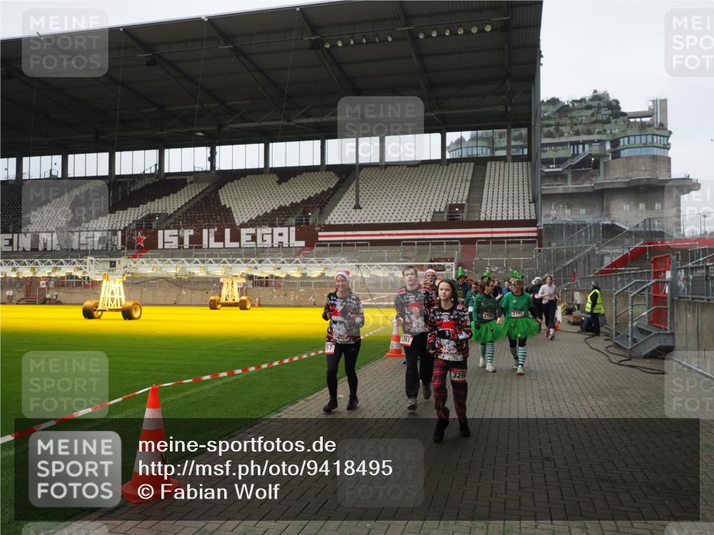 07.12.2025 - St. Pauli X-Mass-Run No. 15 Fabian Wolf http://msf.ph/oto/9418495 07.12.2025 11:26:17 Ziel 610, 624, 1345, 1498, 1501, 1632, 2059, 2063, 2066, 2069, 2074, 2088, 2124, 2161, 2198, 2255, 2257, 2260, 2265, 2637, 2786, 2795, 3094, 3217, 3257, 3258, 3260, 3261, 3607 meine-sportfotos.de