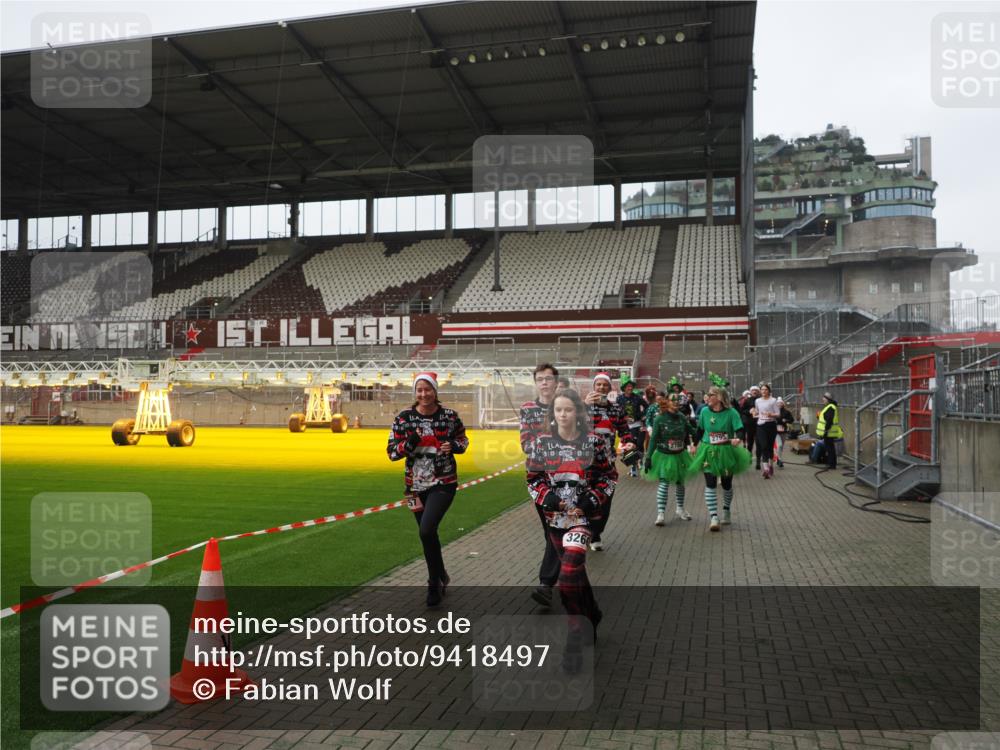 07.12.2025 - St. Pauli X-Mass-Run No. 15 Fabian Wolf http://msf.ph/oto/9418497 07.12.2025 11:26:17 Ziel 610, 624, 1345, 1498, 1501, 1632, 2059, 2063, 2066, 2069, 2074, 2088, 2124, 2161, 2198, 2255, 2257, 2260, 2265, 2637, 2786, 2795, 3094, 3217, 3257, 3258, 3260, 3261, 3607 meine-sportfotos.de