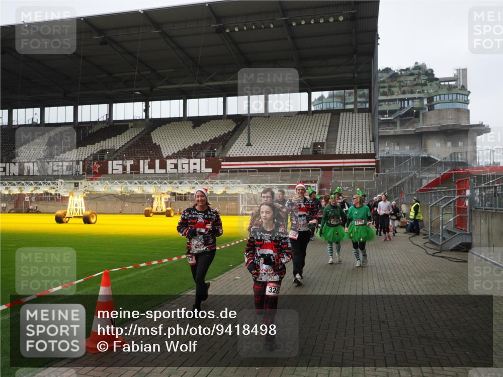 07.12.2025 - St. Pauli X-Mass-Run No. 15 Fabian Wolf http://msf.ph/oto/9418498 07.12.2025 11:26:17 Ziel 610, 624, 1345, 1498, 1501, 1632, 2059, 2063, 2066, 2069, 2074, 2088, 2124, 2161, 2198, 2255, 2257, 2260, 2265, 2637, 2786, 2795, 3094, 3217, 3257, 3258, 3260, 3261, 3607 meine-sportfotos.de