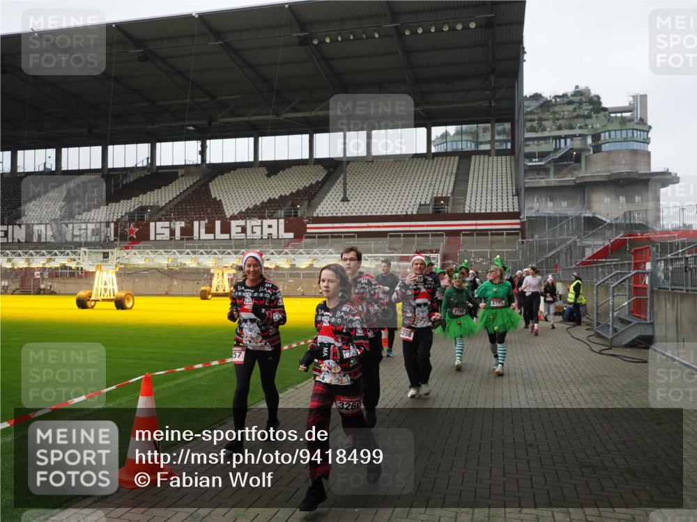 07.12.2025 - St. Pauli X-Mass-Run No. 15 Fabian Wolf http://msf.ph/oto/9418499 07.12.2025 11:26:17 Ziel 610, 624, 1345, 1498, 1501, 1632, 2059, 2063, 2066, 2069, 2074, 2088, 2124, 2161, 2198, 2255, 2257, 2260, 2265, 2637, 2786, 2795, 3094, 3217, 3257, 3258, 3260, 3261, 3607 meine-sportfotos.de