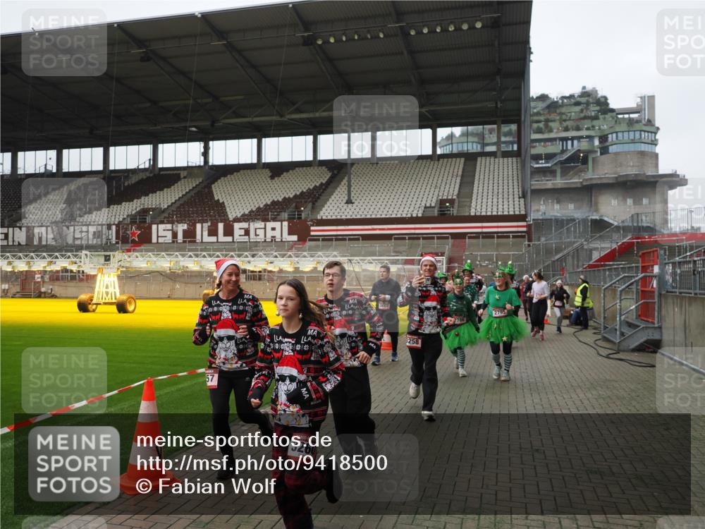 07.12.2025 - St. Pauli X-Mass-Run No. 15 Fabian Wolf http://msf.ph/oto/9418500 07.12.2025 11:26:18 Ziel 610, 624, 1345, 1498, 1501, 1632, 2059, 2063, 2066, 2069, 2074, 2088, 2124, 2257, 2260, 2637, 2786, 2795, 3094, 3217, 3257, 3258, 3260, 3261, 3607 meine-sportfotos.de