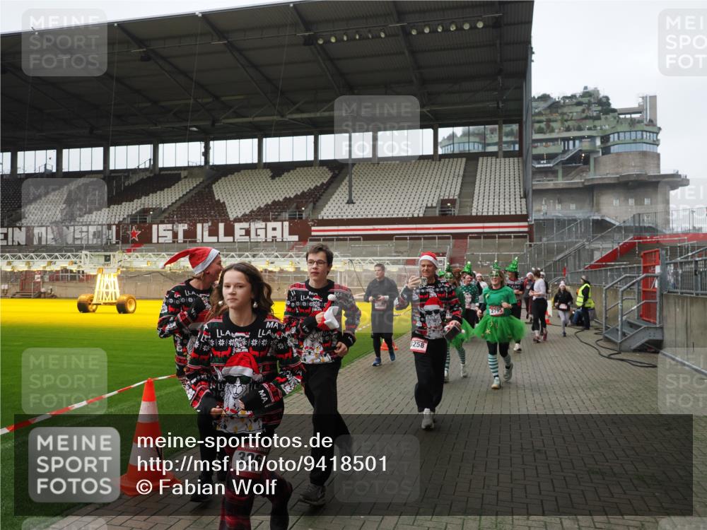 07.12.2025 - St. Pauli X-Mass-Run No. 15 Fabian Wolf http://msf.ph/oto/9418501 07.12.2025 11:26:18 Ziel 610, 624, 1345, 1498, 1501, 1632, 2059, 2063, 2066, 2069, 2074, 2088, 2124, 2257, 2260, 2637, 2786, 2795, 3094, 3217, 3257, 3258, 3260, 3261, 3607 meine-sportfotos.de