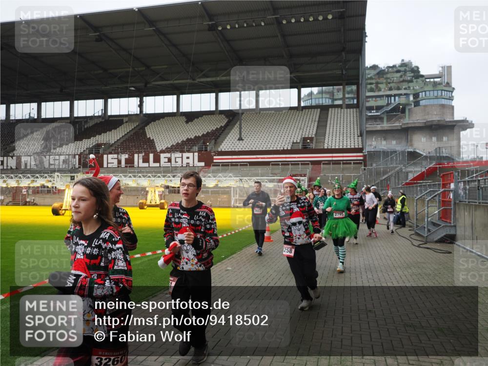 07.12.2025 - St. Pauli X-Mass-Run No. 15 Fabian Wolf http://msf.ph/oto/9418502 07.12.2025 11:26:18 Ziel 610, 624, 1345, 1498, 1501, 1632, 2059, 2063, 2066, 2069, 2074, 2088, 2124, 2257, 2260, 2637, 2786, 2795, 3094, 3217, 3257, 3258, 3260, 3261, 3607 meine-sportfotos.de