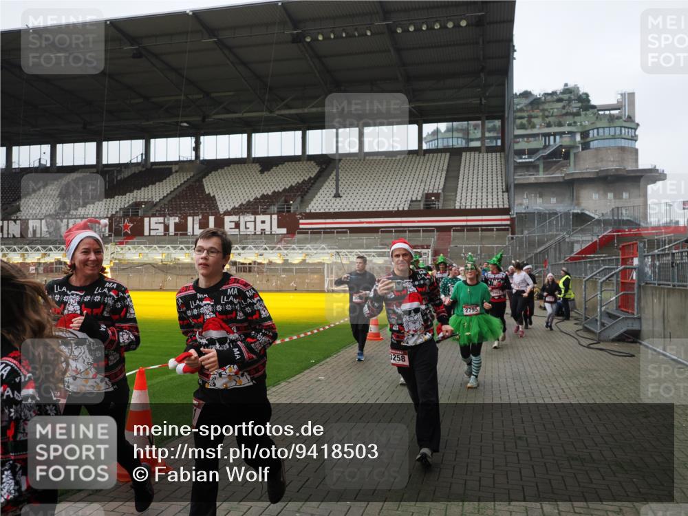 07.12.2025 - St. Pauli X-Mass-Run No. 15 Fabian Wolf http://msf.ph/oto/9418503 07.12.2025 11:26:18 Ziel 610, 624, 1345, 1498, 1501, 1632, 2059, 2063, 2066, 2069, 2074, 2088, 2124, 2257, 2260, 2637, 2786, 2795, 3094, 3217, 3257, 3258, 3260, 3261, 3607 meine-sportfotos.de