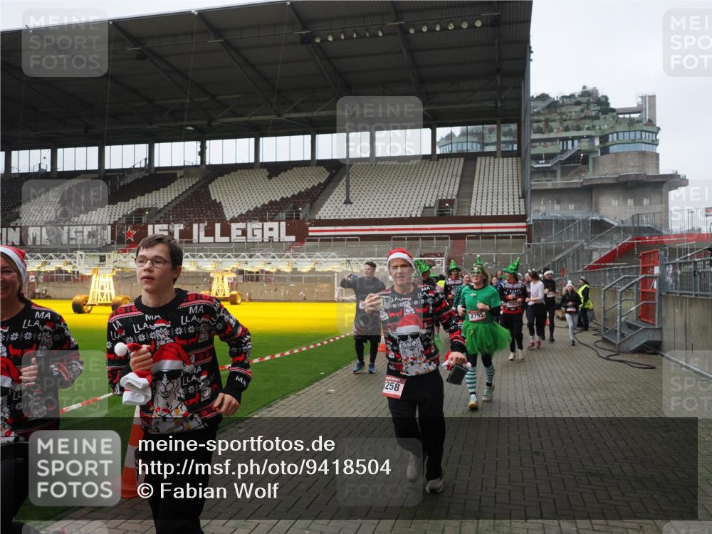 07.12.2025 - St. Pauli X-Mass-Run No. 15 Fabian Wolf http://msf.ph/oto/9418504 07.12.2025 11:26:18 Ziel 610, 624, 1345, 1498, 1501, 1632, 2059, 2063, 2066, 2069, 2074, 2088, 2124, 2257, 2260, 2637, 2786, 2795, 3094, 3217, 3257, 3258, 3260, 3261, 3607 meine-sportfotos.de