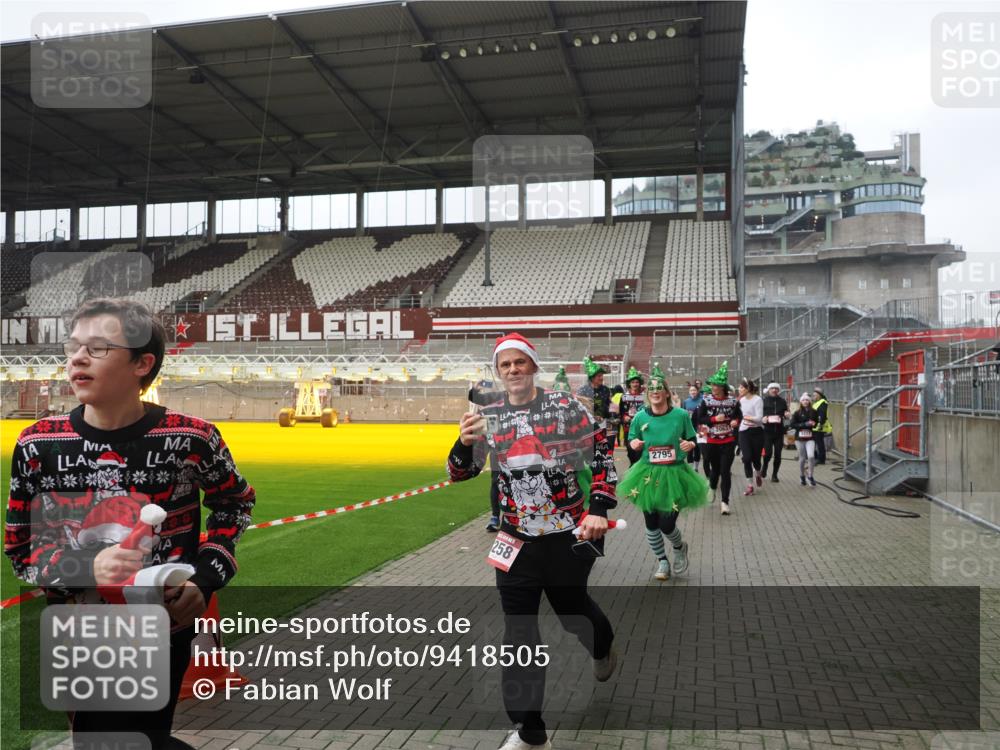 07.12.2025 - St. Pauli X-Mass-Run No. 15 Fabian Wolf http://msf.ph/oto/9418505 07.12.2025 11:26:19 Ziel 610, 624, 1345, 1498, 1501, 1632, 2059, 2063, 2066, 2069, 2074, 2088, 2124, 2257, 2260, 2637, 2786, 2795, 3094, 3217, 3257, 3258, 3260, 3261, 3607 meine-sportfotos.de