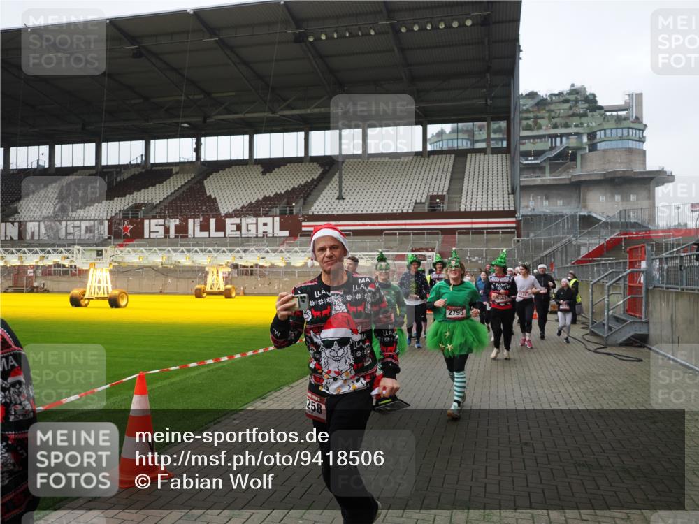07.12.2025 - St. Pauli X-Mass-Run No. 15 Fabian Wolf http://msf.ph/oto/9418506 07.12.2025 11:26:19 Ziel 610, 624, 1345, 1498, 1501, 1632, 2059, 2063, 2066, 2069, 2074, 2088, 2124, 2257, 2260, 2637, 2786, 2795, 3094, 3217, 3257, 3258, 3260, 3261, 3607 meine-sportfotos.de